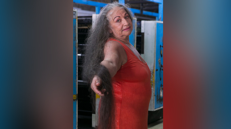 Antes de dormir trenza su cabello y lo recoge en un moño.