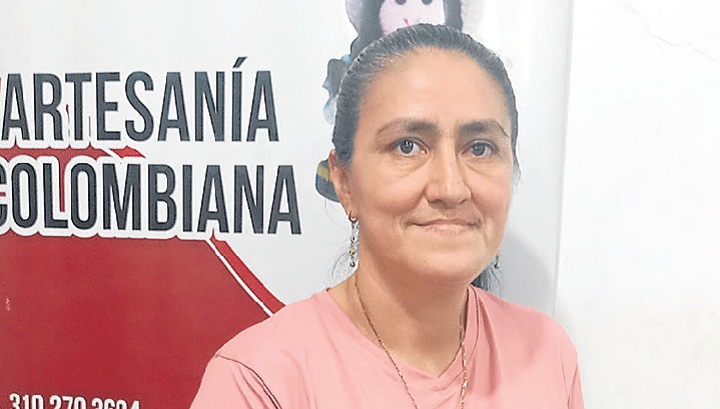 María Romero hace las artesanías de diferentes partes del país