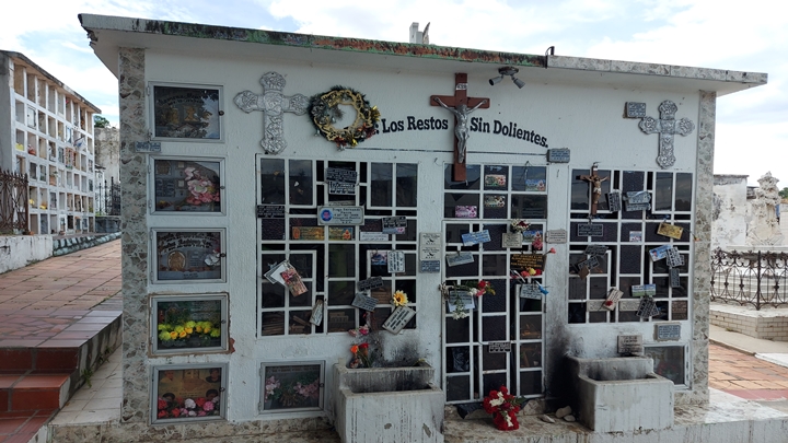 En diferentes puntos del cementerio hay sitios para los no identificados.