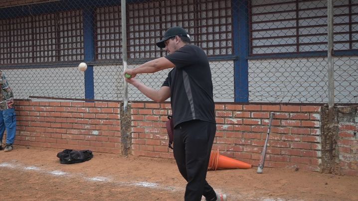 Menores colombianos y venezolanos practican béisbol