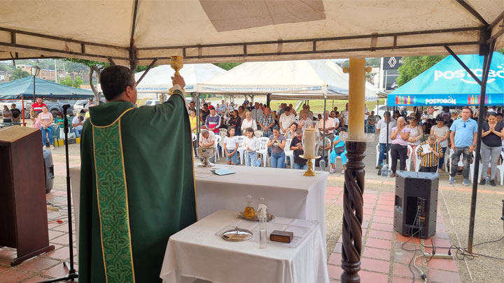 Misa en el parqueadero de la iglesia