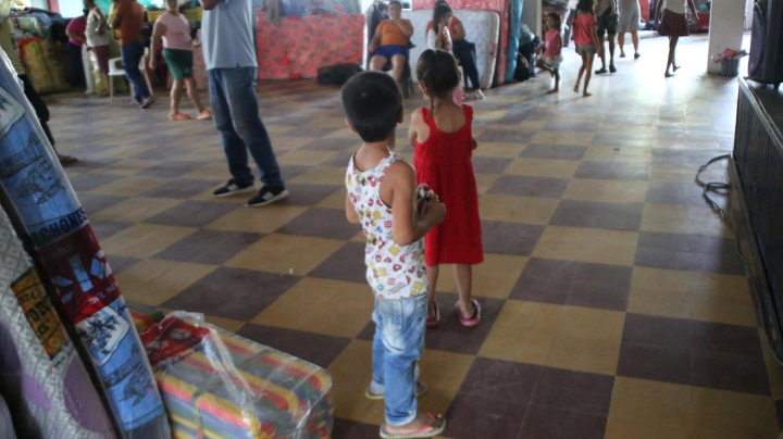 Niños permanecen en un refugio para desplazados en Catatumbo. 