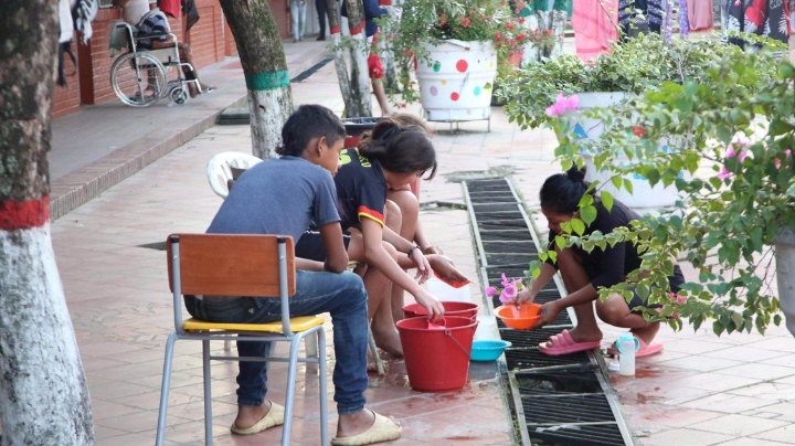 Adolescentes comparten en un refugio habilitado para desplazados en Tibú, Norte de Santander. 