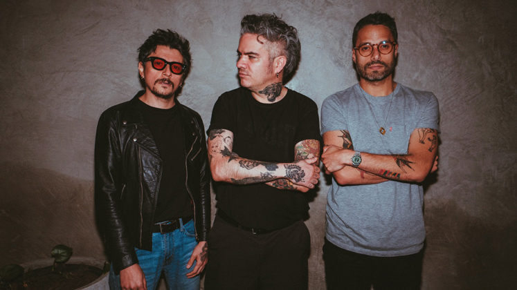 ‘El Big Bang’, una colaboración con la banda ‘Silvestre y la Naranja’, se destaca por su espíritu optimista. 