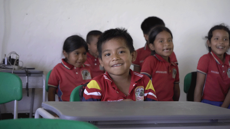 Niños d ela comunidad Bari