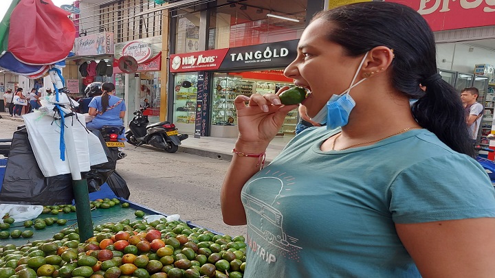  Uno de los atractivos del mes de agosto es la cocota que la gente la consume sola, con sal, pimienta o limón para armonizar momentos de esparcimiento con familiares y amigos. 