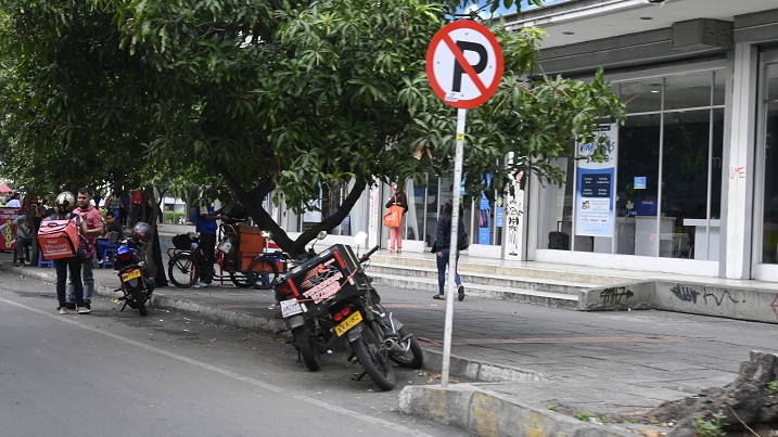 Las bahías son para descargue de marcancía, no para parquear automotores.