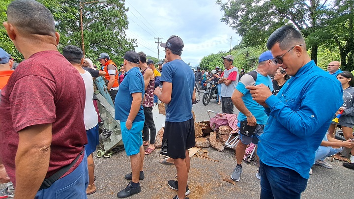 Vecinos de El Corozo protestaron tras el fuerte aguacero en Táchira. 