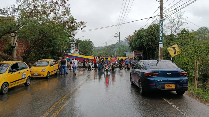 Manifestación en Atalaya mantiene bloqueada la vía a El Zulia, en Cúcuta