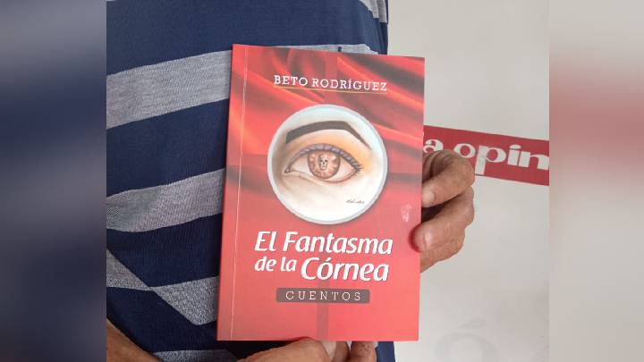 Beto Rodríguez con su libro 'El fantasma de la córnea'