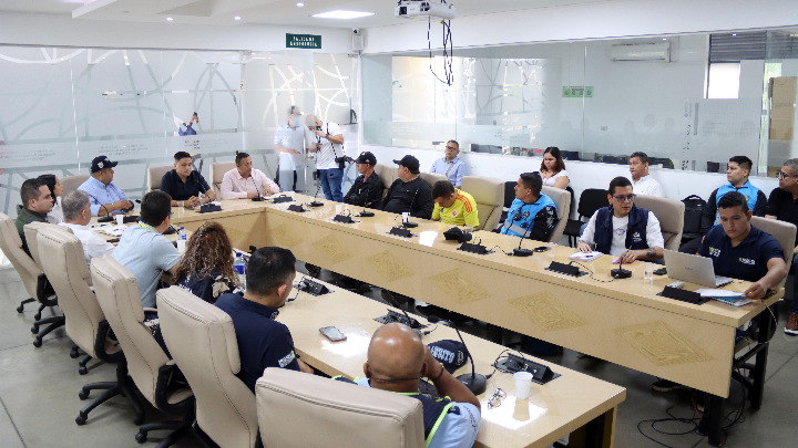 Reunión entre líderes del gremio de transporte y autoridades municipales.