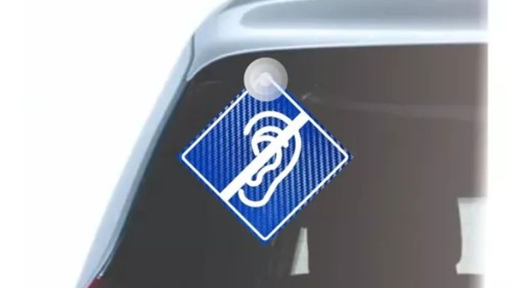 Este es el símbolo de sordera visible que deben tener los vehículos conducidos por personas con discapacidad auditiva. / Foto: Cortesía 