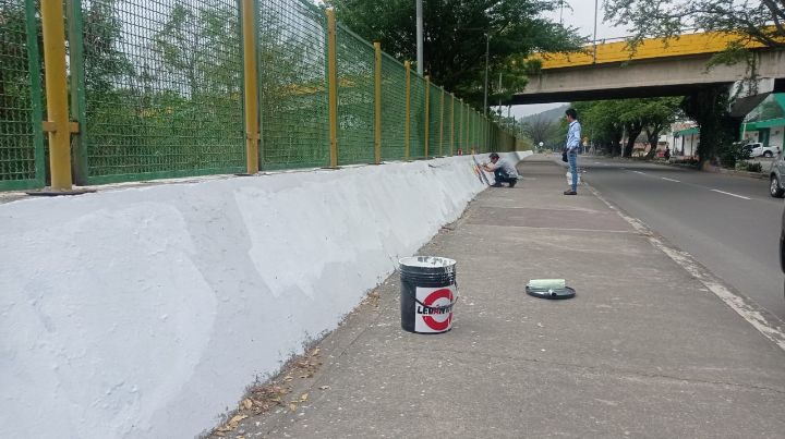 Quitan publicidad política de Alfredo Saade en El Malecón./Foto La Opinión