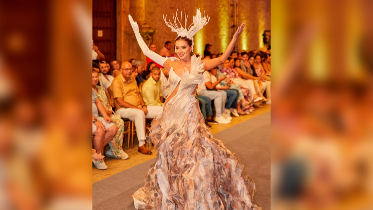 El traje blanco de Marlyn Misse, con una sola manga, evocaba la elegancia de los uniformes militares del siglo XVIII.