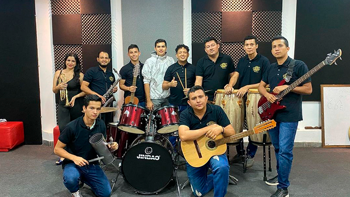 10 músicos entre los 18 y 45 años conforman la agrupación.