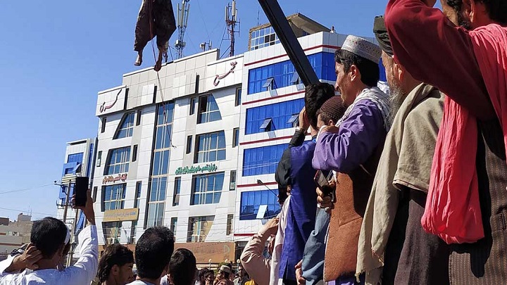 Talibanes cuelgan cadáveres de secuestradores en plazas