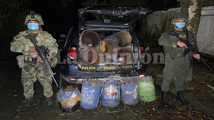 Los uniformados lograron desactivar la peligrosa carga explosiva./Foto: cortesía