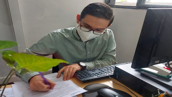 El inspector de Tránsito y Transportes de Ocaña, abogado Jesús Daniel Pérez Hernández explica el propósito de la Ley de Patios./Foto: La Opinión