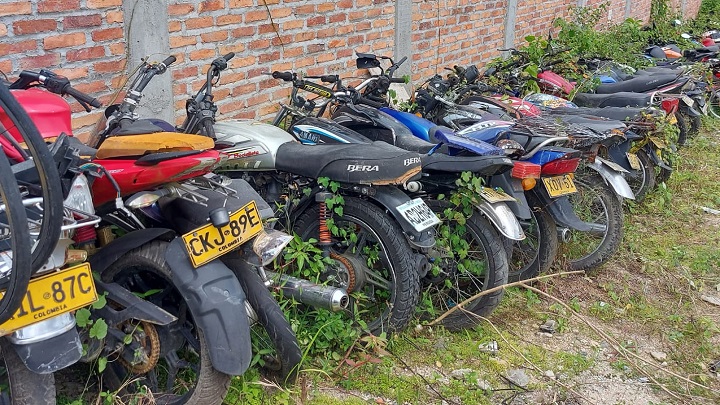 En los patios de la terminal de transportes de Ocaña la gente puede observar las motocicletas abandonadas./Foto: La Opinión