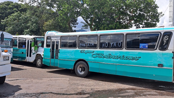 Caravana de autobuses que cubren la ruta de la frontera desde San Cristóbal. Fotos Anggy Polanco / La Opinión 