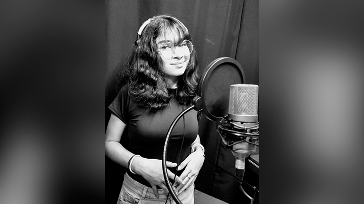 La joven destaca su capacidad de desenvolvimiento en el escenario.