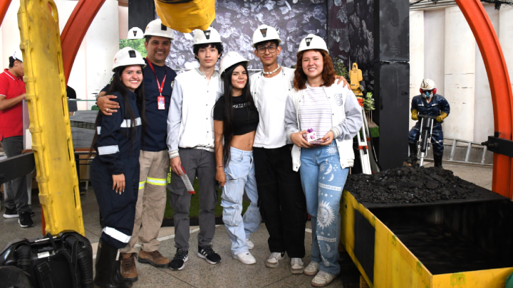 En el stand de Ingeniería de Minas los jóvenes interactuaron con los equipos que se usan a lo largo de la carrera. / Foto: Cortesía