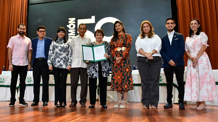 Las directivas de la universidad recibieron el documento de manos de la directora de Calidad de la Educación Superior del Mineducación.