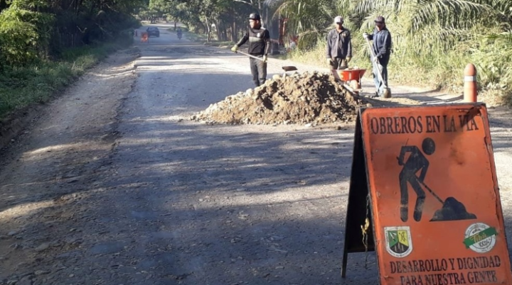 Obreros trabajan en la reparación de una vía al Catatumbo. 
