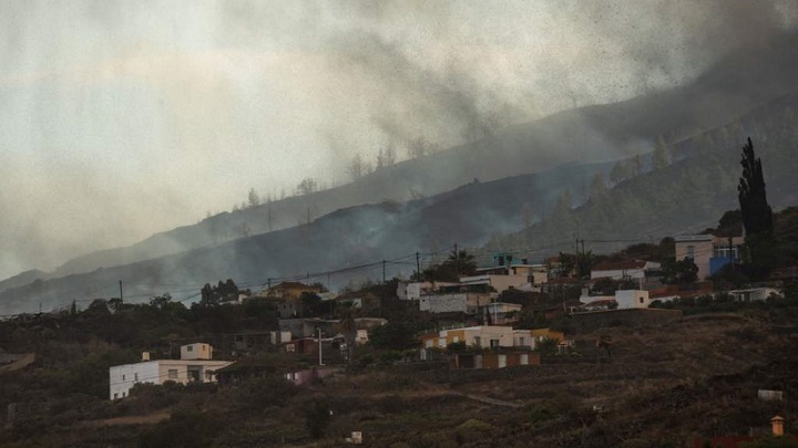 La lava del volcán en Canarias obliga a evacuar a 5.000 personas
