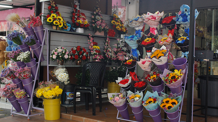 Venta de flores y regalos en San Valentín // Foto: Stefany Peñaloza