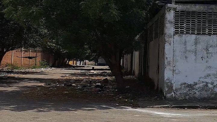 Así lucen algunas calles de la Zona Industrial de Ureña 