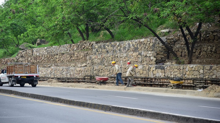 Con gaviones buscan mitigar riesgo de derrumbe en Autopista Juan Atalaya./Foto: cortesía