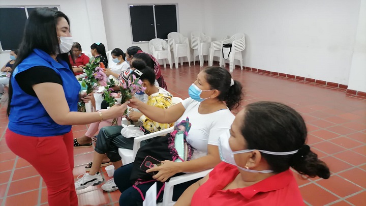 Mujer víctima de violencia por primera vez recibió flores./Foto: cortesía