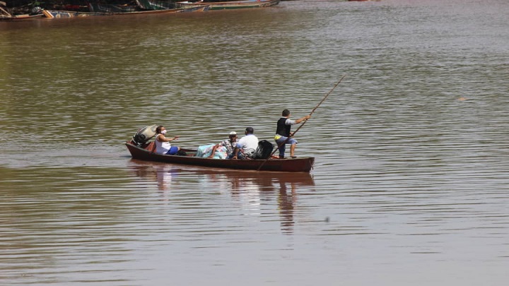 Las personas se ven obligadas a atravesar la frontera en canoas en ciertos horarios. / Foto: Cortesía de Johnny Parra para La Opinión. 