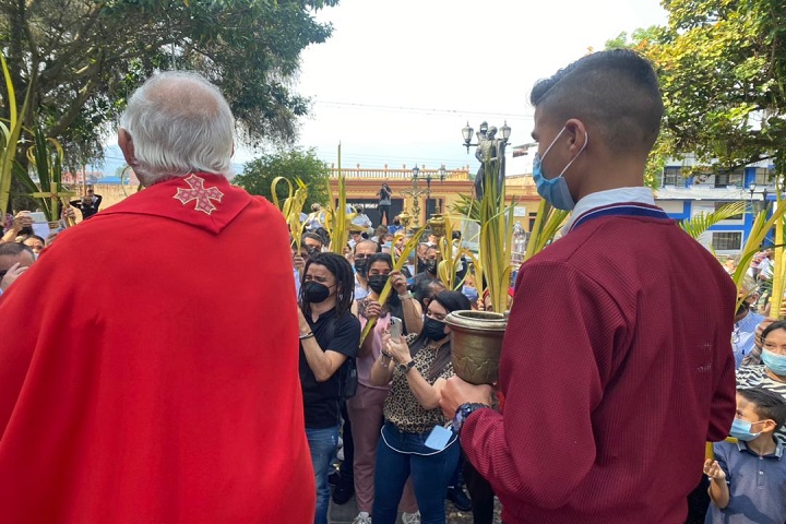 Sacerdotes y servidores han buscado opciones para amplificar el sonido en actividades de Semana Santa. Foto Cortesía Diócesis de San Cristóbal / La Opinión 