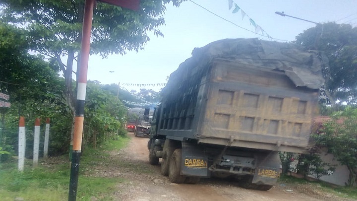 Grandes volquetas cargadas de carbón extraído de Las Minas de Lobatera transitan por Ricaurte. / Foto: Cortesía/ La opinión