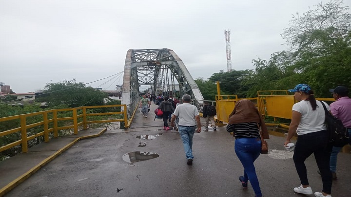 Habitantes de la zona norte decepcionados al no poder llegar a Colombia a través del Puente Unión. 