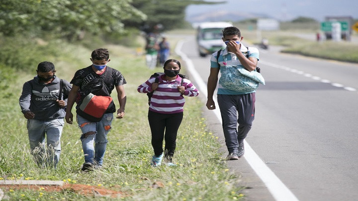 Muchos jóvenes siguen emigrando hacia otros países. / Foto: Archivo / La Opinión 
