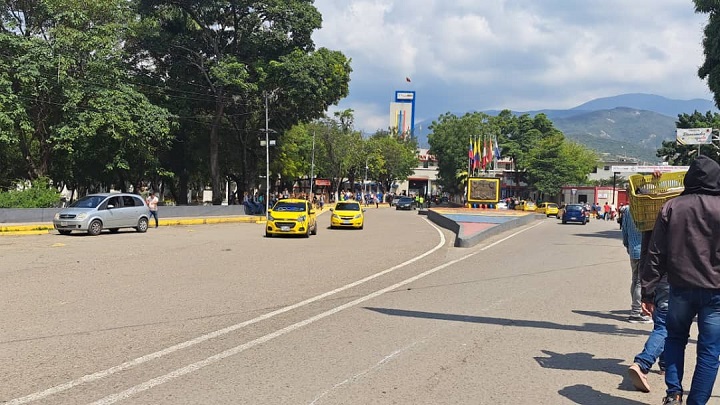 Habitantes de San Antonio y Ureña esperan que los puentes internacionales no vuelvan a cerrarse. Foro Anggy Polanco / La Opinión 