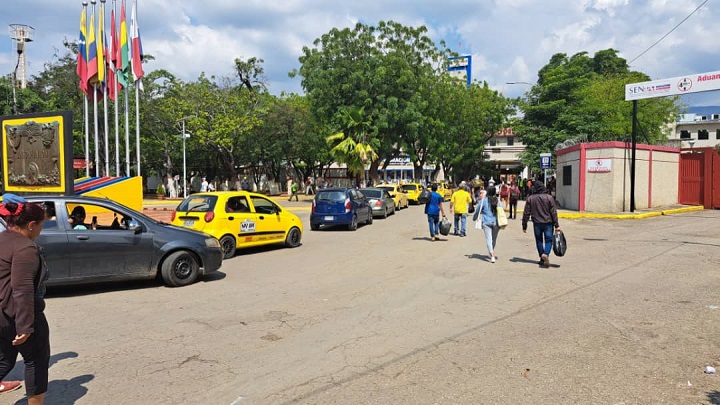 Habitantes de San Antonio y Ureña esperan que los puentes internacionales no vuelvan a cerrarse. Foro Anggy Polanco / La Opinión 
