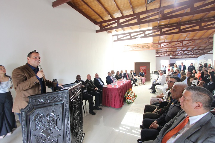 Tras una bendición, un brindis y las palabras de la autoridad consular se reabrió la oficina. 