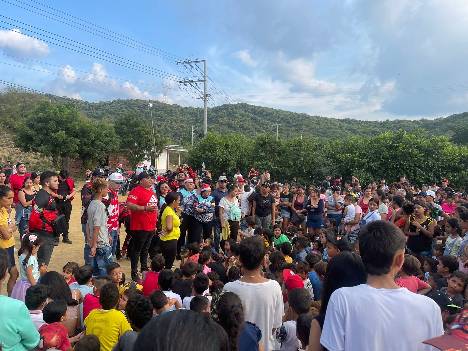 Más de 500 niños se vieron beneficiados de una donatón de regalos navideños. 