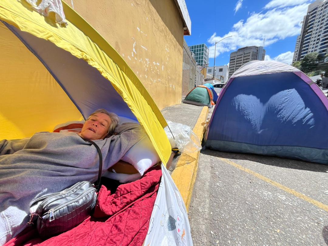 Pernoctan en las cercanías de los centros de detenciones 