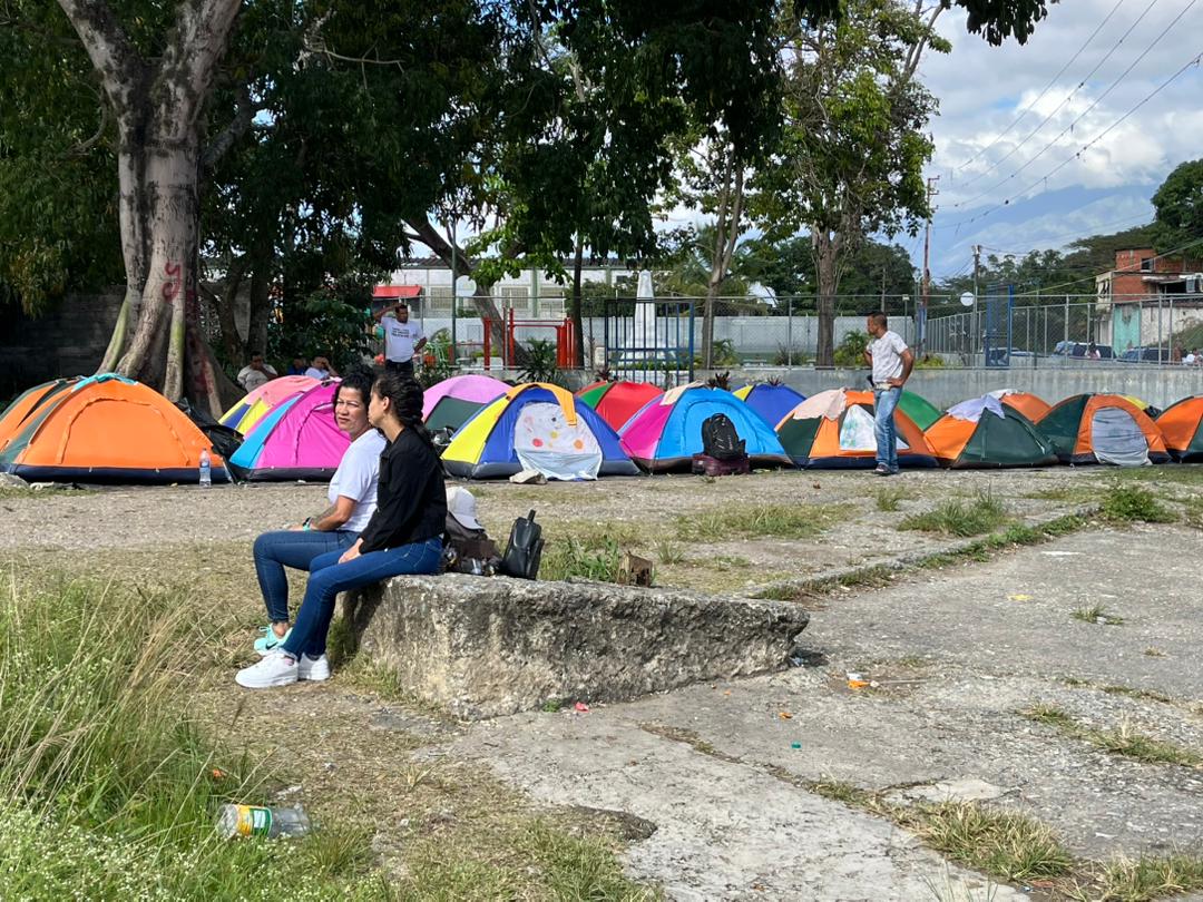 En carpas hacen las esperas los familiares de los presos