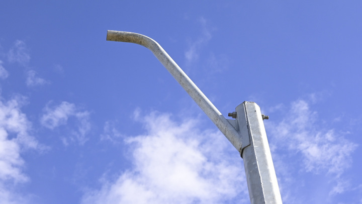 Poste de luz sin luminaria.