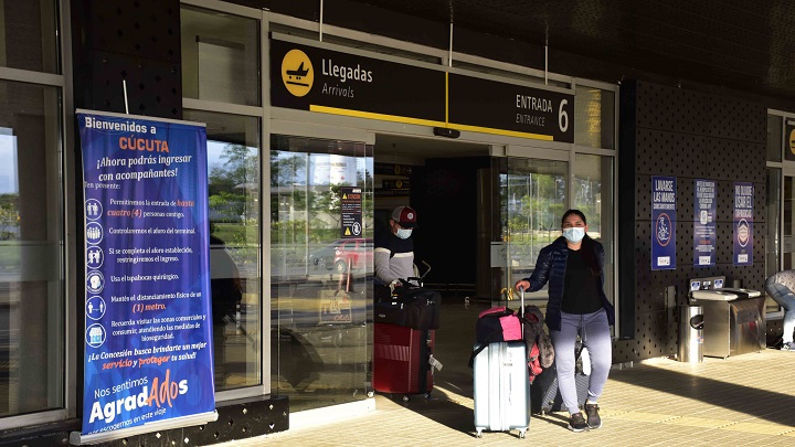 Los viajeros en el Aeropuerto Camilo Daza también cumplen estrictos protocolos de bioseguridad en cada viaje./Foto: Pablo Castillo - La Opinión