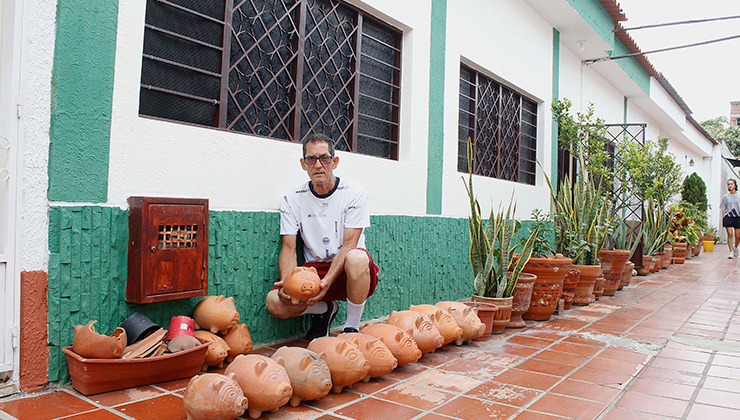Juan Enrique Ruiz es pensionado y en familia cultivó el hábito del ahorro con alcancías./ Foto Stefany Peñaloza-La Opinión
