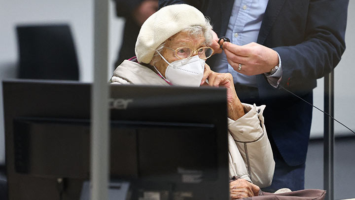 A sus 97 años, exsecretaria de campo nazi fue condenada a prisión./Foto: AFP
