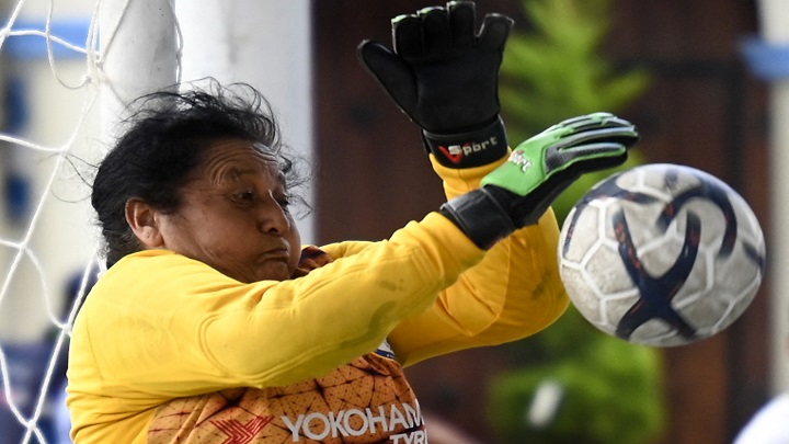 A sus 57 años, Alma "vuela" bajo el arco de fútbol en Guatemala./Foto: AFP