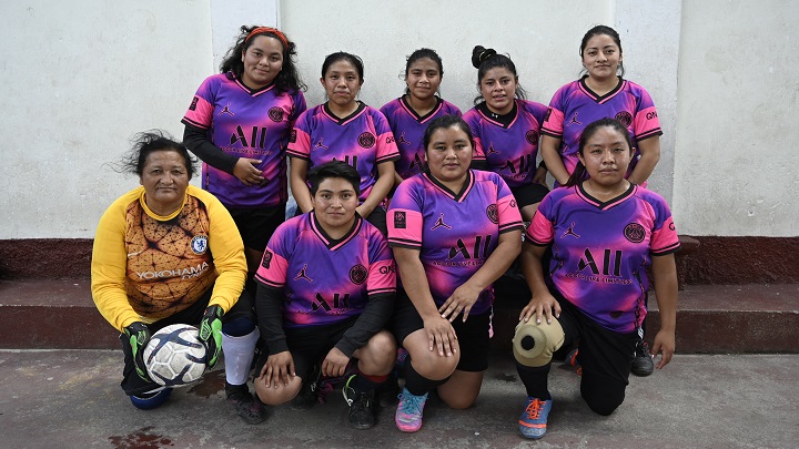 A sus 57 años, Alma "vuela" bajo el arco de fútbol en Guatemala./Foto: AFP
